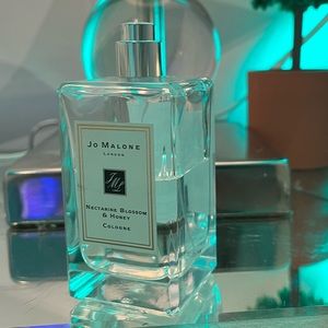 HALF BOTTLE JO MALONE LONDON
NECTARINE BLOSSOM & HONEY